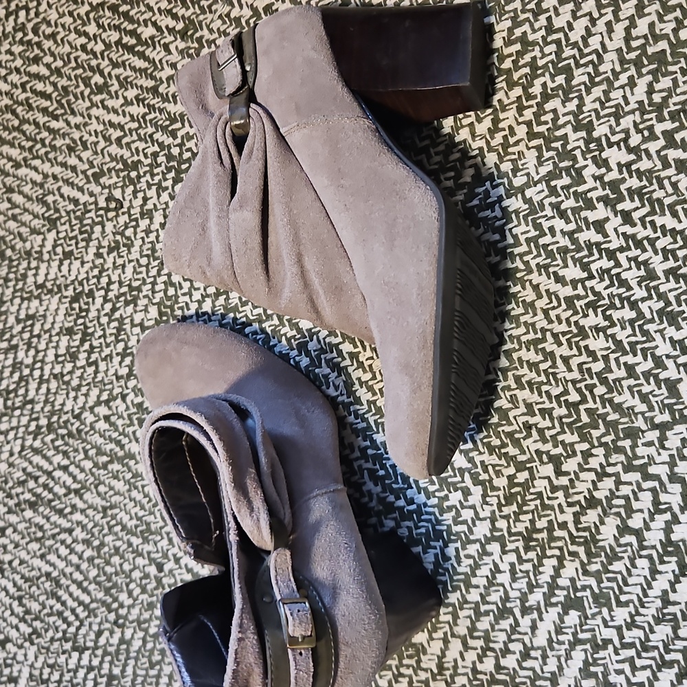 Elegant Andrew Geller Suede Ankle Boots - Taupe